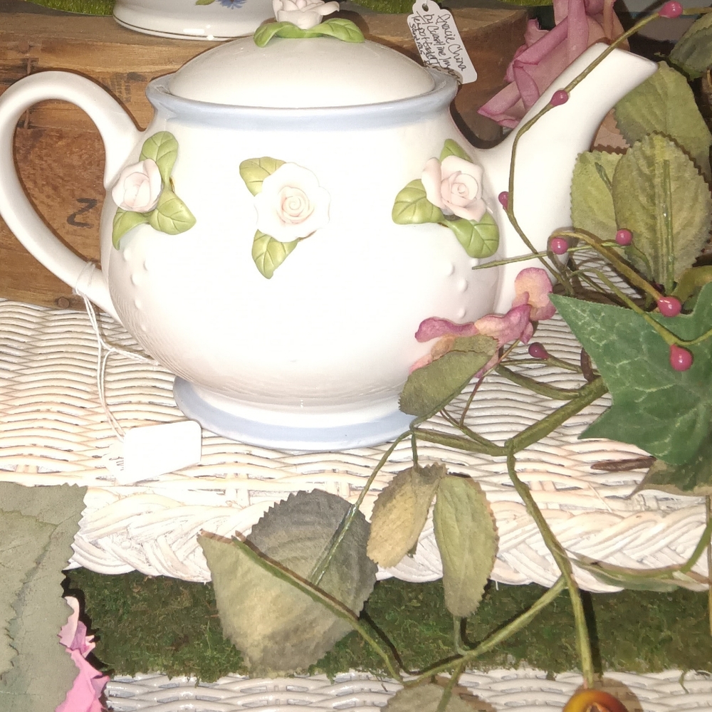 Tea pot with Roses - Picture 1 of 1